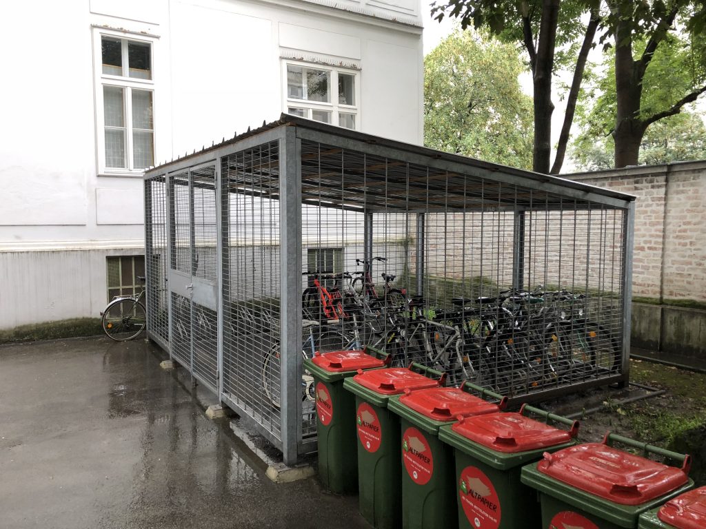 Fahrradbox aus verzinktem Stahl mit Gitter und Dach